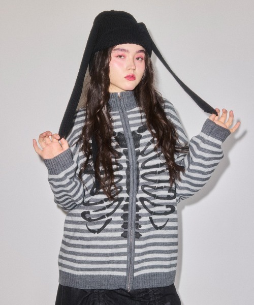 Candy Stripper(キャンディストリッパー)の「SAFETY PINS BONE KNIT ジャンパー(カーディガン/ボレロ・レディース・グレー/ブラック・FREE)」の7枚目の写真
