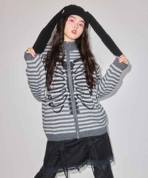 Candy Stripper(キャンディストリッパー)の「SAFETY PINS BONE KNIT ジャンパー(カーディガン/ボレロ・レディース・グレー/ブラック・FREE)」の9枚目の写真
