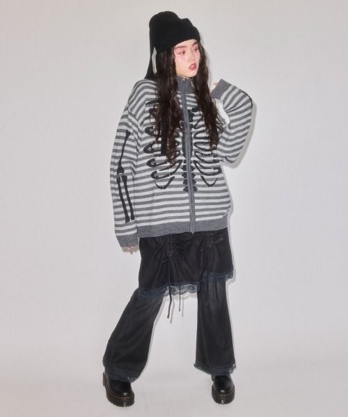 Candy Stripper(キャンディストリッパー)の「SAFETY PINS BONE KNIT ジャンパー(カーディガン/ボレロ・レディース・グレー/ブラック・FREE)」の10枚目の写真