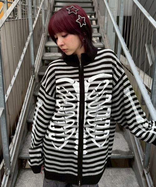 Candy Stripper(キャンディストリッパー)の「SAFETY PINS BONE KNIT ジャンパー(カーディガン/ボレロ・レディース・グレー/ブラック・FREE)」の13枚目の写真
