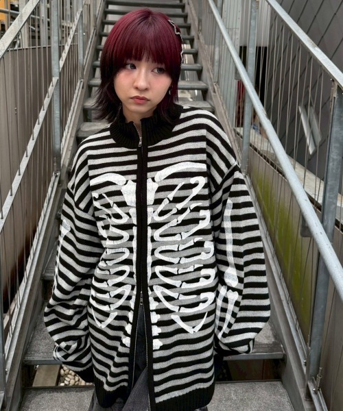 Candy Stripper(キャンディストリッパー)の「SAFETY PINS BONE KNIT ジャンパー(カーディガン/ボレロ・レディース・グレー/ブラック・FREE)」の12枚目の写真