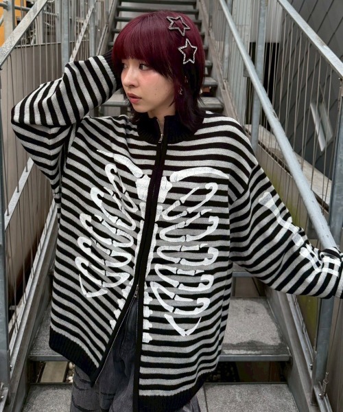 Candy Stripper(キャンディストリッパー)の「SAFETY PINS BONE KNIT ジャンパー(カーディガン/ボレロ・レディース・グレー/ブラック・FREE)」の14枚目の写真