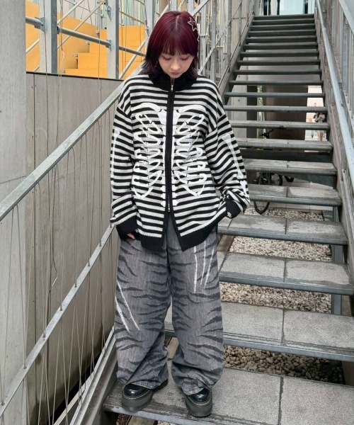 Candy Stripper(キャンディストリッパー)の「SAFETY PINS BONE KNIT ジャンパー(カーディガン/ボレロ・レディース・グレー/ブラック・FREE)」の15枚目の写真