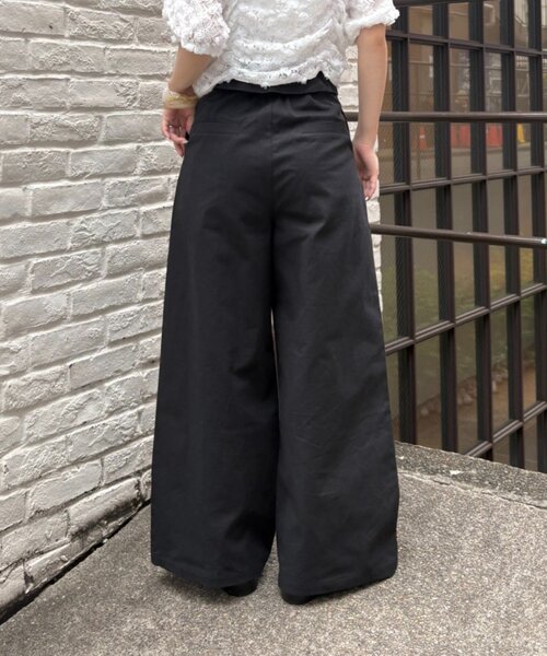 w closet（ダブルクローゼット）の「折り返しタックパンツ（その他パンツ・レディース・ブラック/ブラウン/オフホワイト・SMALL/MEDIUM）」の9枚目の写真