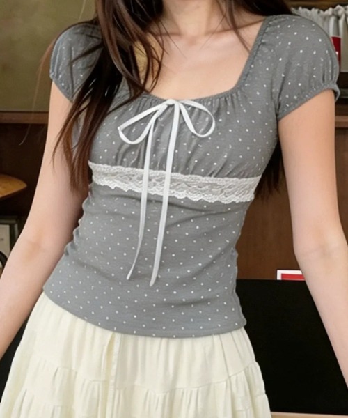 SHEPP(シープ)の「レース切替 ドット柄 オフショルダー シャーリングブラウス 半袖 トップス(Tシャツ/カットソー・レディース・グレー/ホワイト/ブラック・F)」の5枚目の写真