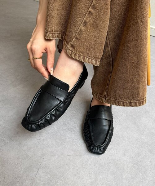 Thevon(ゼボン)の「ギャザーローファー(ローファー・レディース・ブラック・S/L/M)」の2枚目の写真