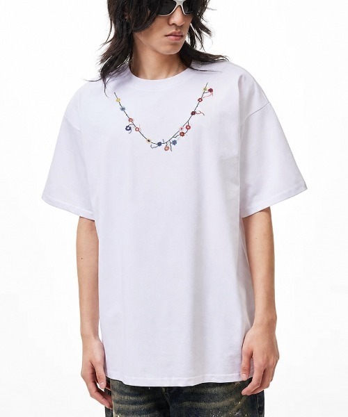 FreeZone(フリーゾーン)の「フラワーネックレスプリント オーバーサイズ半袖Tシャツ(Tシャツ/カットソー・メンズ・ネイビー/グレー/ホワイト/ブラック・F)」の2枚目の写真