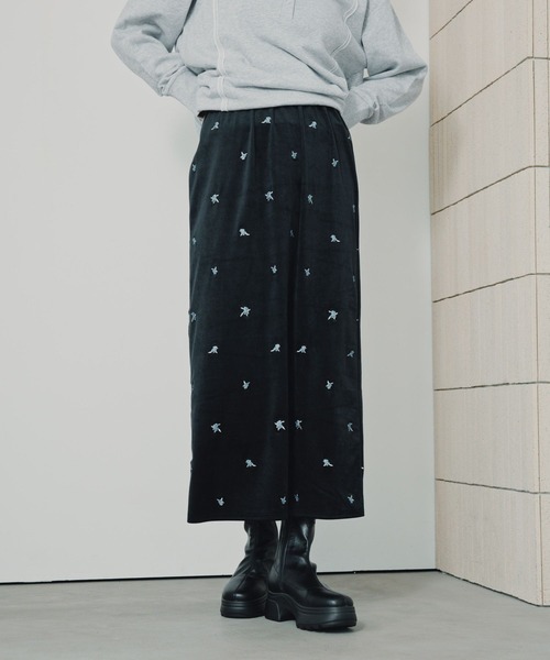 LEPSIM(レプシィム)の「マシュマロベロア刺繍スカート 1047003(スカート・レディース・ブラック・FREE/TALL)」の1枚目の写真