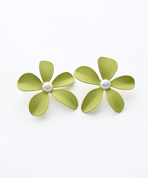 Narcissus(ナルシス)の「【Narcissus】BIGフラワーピアス / お花 モチーフ パール 大ぶり(ピアス(両耳用)・レディース・グリーン/アイボリー・FREE)」の2枚目の写真