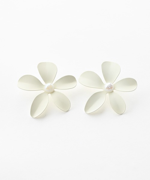 Narcissus(ナルシス)の「【Narcissus】BIGフラワーピアス / お花 モチーフ パール 大ぶり(ピアス(両耳用)・レディース・グリーン/アイボリー・FREE)」の3枚目の写真