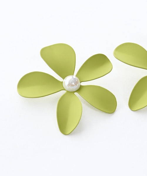 Narcissus(ナルシス)の「【Narcissus】BIGフラワーピアス / お花 モチーフ パール 大ぶり(ピアス(両耳用)・レディース・グリーン/アイボリー・FREE)」の4枚目の写真