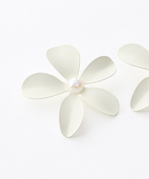 Narcissus(ナルシス)の「【Narcissus】BIGフラワーピアス / お花 モチーフ パール 大ぶり(ピアス(両耳用)・レディース・グリーン/アイボリー・FREE)」の5枚目の写真