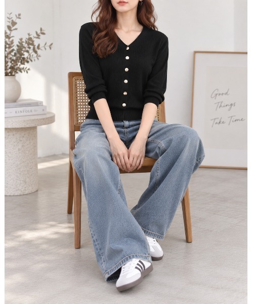 FAZVY(ファズビー)の「デコルテ美人を叶える Vネックメタルボタンリブニット(ニット/セーター・レディース・ブラック/ホワイト・FREE)」の11枚目の写真