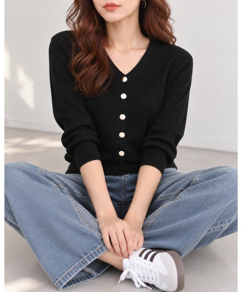 FAZVY(ファズビー)の「デコルテ美人を叶える Vネックメタルボタンリブニット(ニット/セーター・レディース・ブラック/ホワイト・FREE)」の15枚目の写真