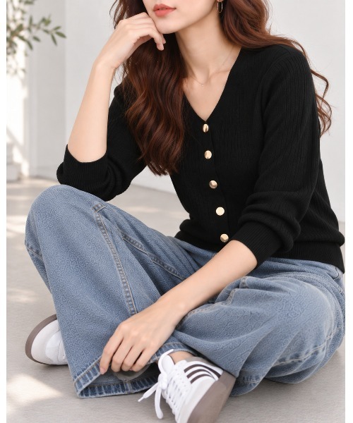 FAZVY(ファズビー)の「デコルテ美人を叶える Vネックメタルボタンリブニット(ニット/セーター・レディース・ブラック/ホワイト・FREE)」の16枚目の写真