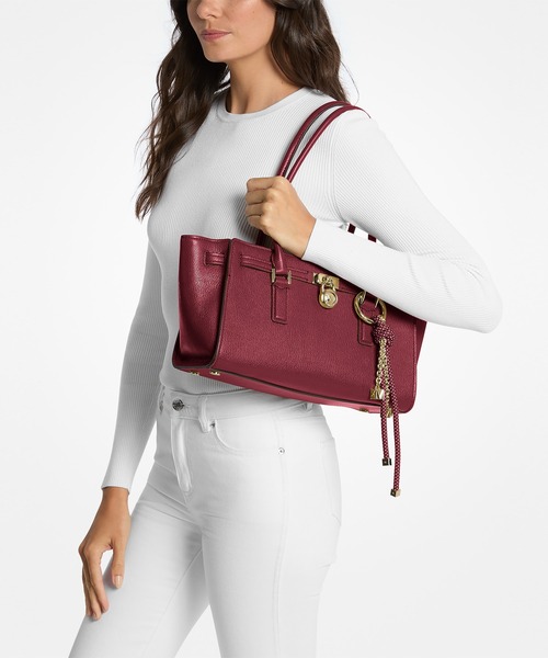 MICHAEL KORS（マイケルコース）の「HAMILTON MODERNE ショルダー トート ウィズ チャーム スモール（ショルダーバッグ・レディース・レッド系・FREE）」の2枚目の写真