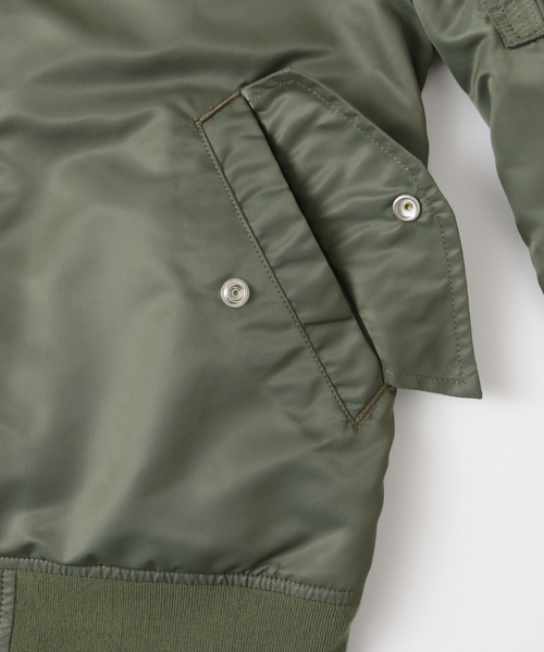 Alpha Industries（アルファインダストリーズ）の「ALPHA INDUSTRIES×URiD 　SOUVENIR BOMBER REVERSIBLE JACKET（ブルゾン・メンズ・ブラック/カーキ/ブラウン・SMALL/MEDIUM/LARGE）」の22枚目の写真