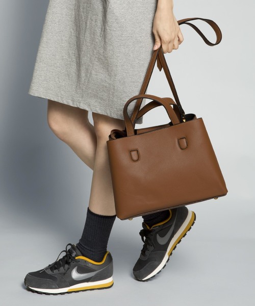 PLAIN CLOTHING（プレーンクロージング）の「スクエアハンドバッグ/ショルダーバッグ【PLAIN CLOTHING】（ショルダーバッグ・レディース・ネイビー/ブラック/グレー/レッド/キャメル・FREE）」の4枚目の写真