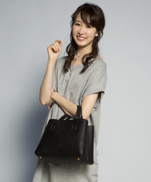 PLAIN CLOTHING（プレーンクロージング）の「スクエアハンドバッグ/ショルダーバッグ【PLAIN CLOTHING】（ショルダーバッグ・レディース・ネイビー/ブラック/グレー/レッド/キャメル・FREE）」の2枚目の写真