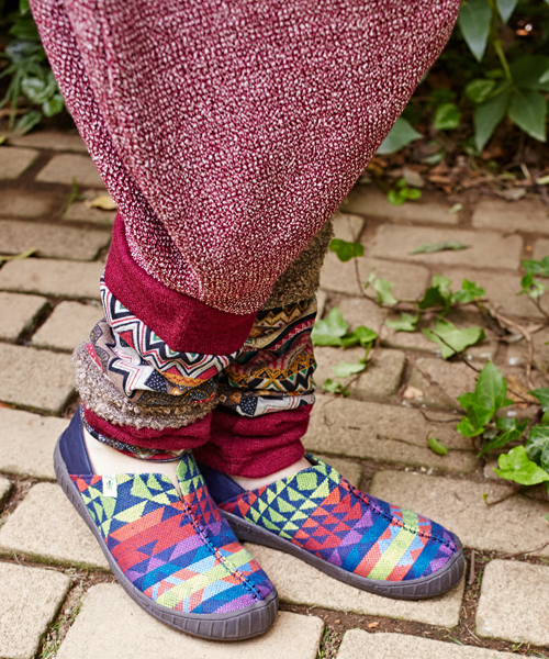 チャイハネ（チャイハネ）の「【チャイハネ】フォークロアスリッポン レディースサイズ（スリッポン・レディース・レッド/レインボー/ナチュラル/オレンジ系その他/ブルー/パープル/ネイビー/ブラック・MEDIUM/LARGE）」の8枚目の写真