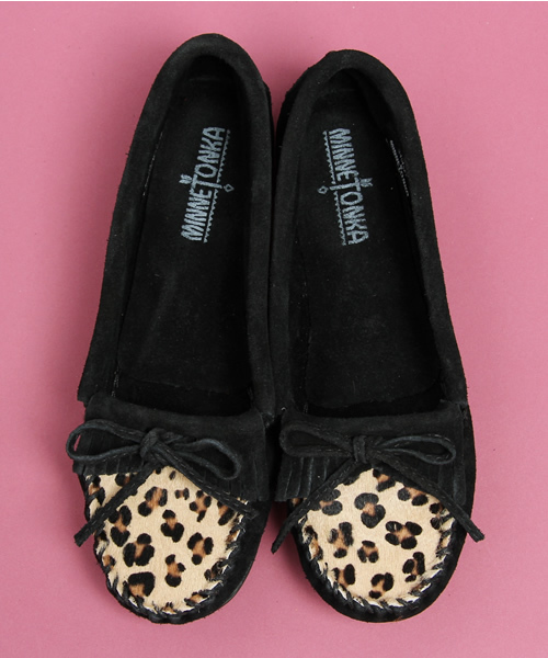 Minnetonka（ミネトンカ）の「［ミネトンカ］MINNETONKA レオパードモカシン（モカシン/デッキシューズ・レディース・ブラック/ブラウン/ベージュ/その他1/その他2/その他3・6/7/8/5）」の2枚目の写真