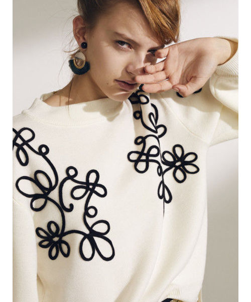 Editt by YECCA VECCA（エディットバイイェッカヴェッカ）の「Ｐ．刺しゅうニットプルオーバー（ニット/セーター・レディース・ブラック/アイボリー・FREE）」の3枚目の写真