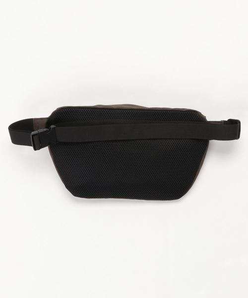 SNOOPY×OLD BETTY'S（スヌーピーカケルオールドベティーズ）の「SNOOPY Embroidery Body Bag(SURF BOARD)/スヌーピー 刺繍 ボディバッグ ウエストポーチ サーフボード（ボディバッグ/ウエストポーチ・レディース・チャコールグレー/ブラック/ネイビー/オリーブ/ブラウン/パープル/レッド・FREE）」の9枚目の写真