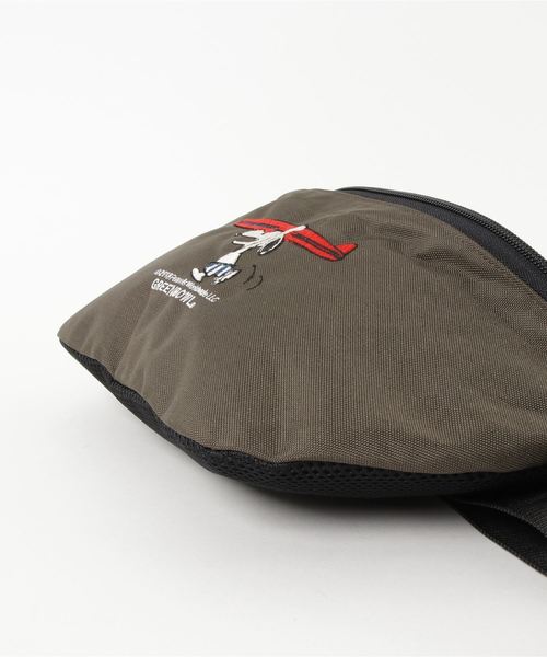 SNOOPY×OLD BETTY'S（スヌーピーカケルオールドベティーズ）の「SNOOPY Embroidery Body Bag(SURF BOARD)/スヌーピー 刺繍 ボディバッグ ウエストポーチ サーフボード（ボディバッグ/ウエストポーチ・レディース・チャコールグレー/ブラック/ネイビー/オリーブ/ブラウン/パープル/レッド・FREE）」の8枚目の写真