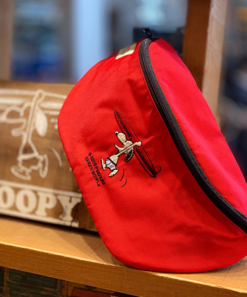 SNOOPY×OLD BETTY'S（スヌーピーカケルオールドベティーズ）の「SNOOPY Embroidery Body Bag(SURF BOARD)/スヌーピー 刺繍 ボディバッグ ウエストポーチ サーフボード（ボディバッグ/ウエストポーチ・レディース・チャコールグレー/ブラック/ネイビー/オリーブ/ブラウン/パープル/レッド・FREE）」の7枚目の写真