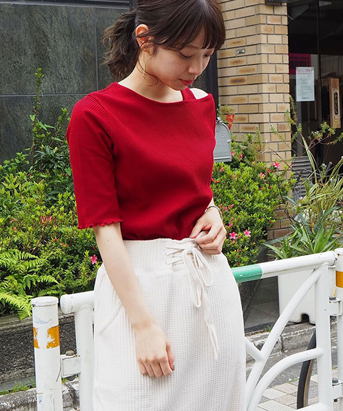 tiptop（ティップトップ）の「アシメワンショルダー5分袖Tシャツ（Tシャツ/カットソー・レディース・オフホワイト/ブラック/ベージュ/サックスブルー/レッド/グリーン/アイボリー・FREE）」の7枚目の写真