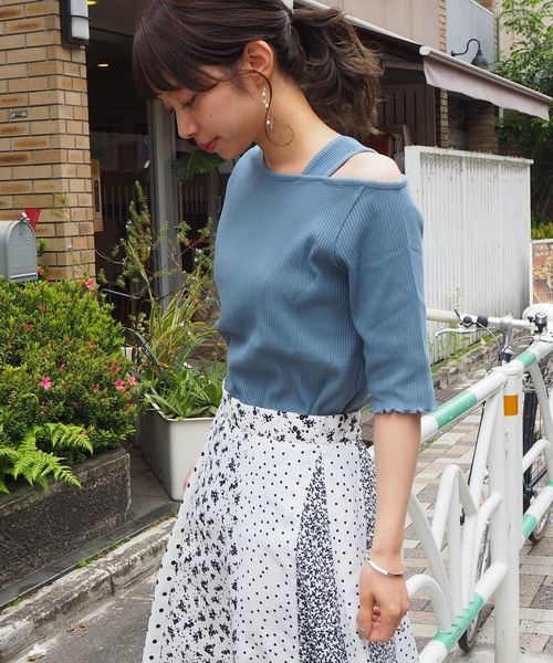 tiptop（ティップトップ）の「アシメワンショルダー5分袖Tシャツ（Tシャツ/カットソー・レディース・オフホワイト/ブラック/ベージュ/サックスブルー/レッド/グリーン/アイボリー・FREE）」の6枚目の写真