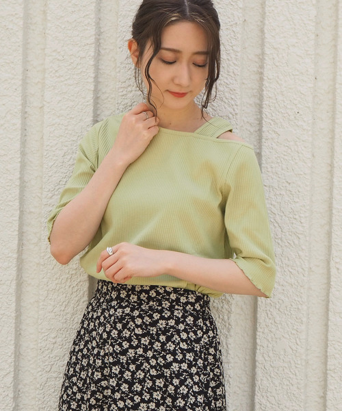 tiptop（ティップトップ）の「アシメワンショルダー5分袖Tシャツ（Tシャツ/カットソー・レディース・オフホワイト/ブラック/ベージュ/サックスブルー/レッド/グリーン/アイボリー・FREE）」の5枚目の写真