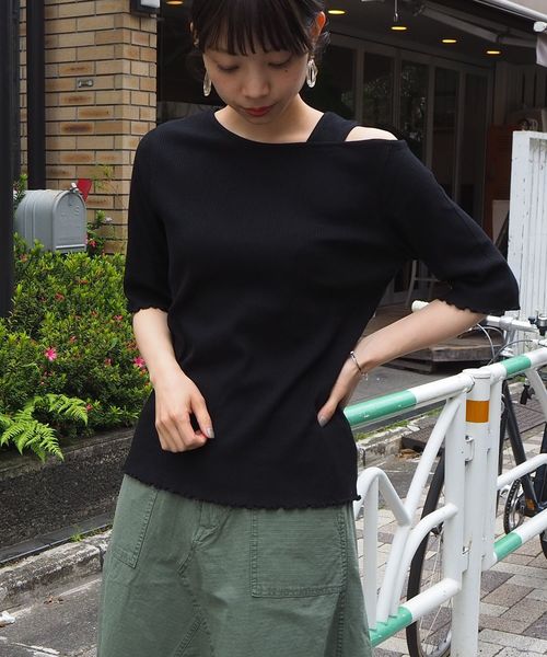 tiptop（ティップトップ）の「アシメワンショルダー5分袖Tシャツ（Tシャツ/カットソー・レディース・オフホワイト/ブラック/ベージュ/サックスブルー/レッド/グリーン/アイボリー・FREE）」の3枚目の写真