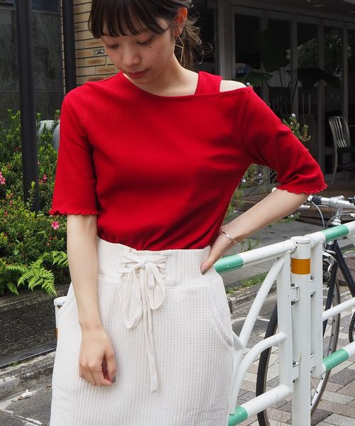 tiptop（ティップトップ）の「アシメワンショルダー5分袖Tシャツ（Tシャツ/カットソー・レディース・オフホワイト/ブラック/ベージュ/サックスブルー/レッド/グリーン/アイボリー・FREE）」の22枚目の写真