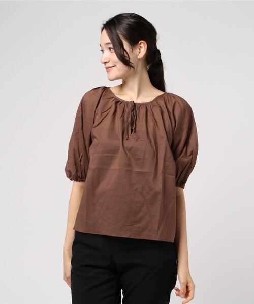 STYLEBLOCK（スタイルブロック）の「ローンギャザーブラウス（シャツ/ブラウス・レディース・ホワイト/ライトベージュ/ブラック/ブラウン・M）」の4枚目の写真