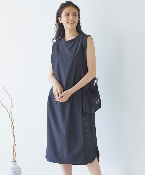 LIPSTAR（リップスター）の「【セット商品】サコッシュ付き撥水ノースリーブワンピース（ワンピース・レディース・ベージュ/ブラック/ピンク・M）」の2枚目の写真