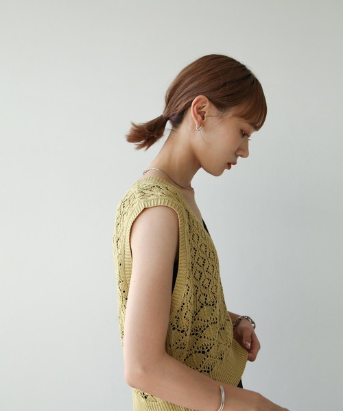 Chillfar（チルファー）の「深ネック鍵編みニットベスト（ベスト・レディース・ブラック/アイボリー/カーキブラウン/ライトイエロー/グレイッシュベージュ/グリーン/オレンジ・FREE）」の21枚目の写真