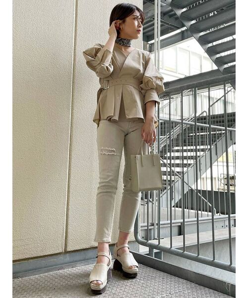 MURUA（ムルーア）の「ハイウエストクラッシュスキニーパンツ（デニムパンツ・レディース・ライトグレー・0/1/2）」の6枚目の写真