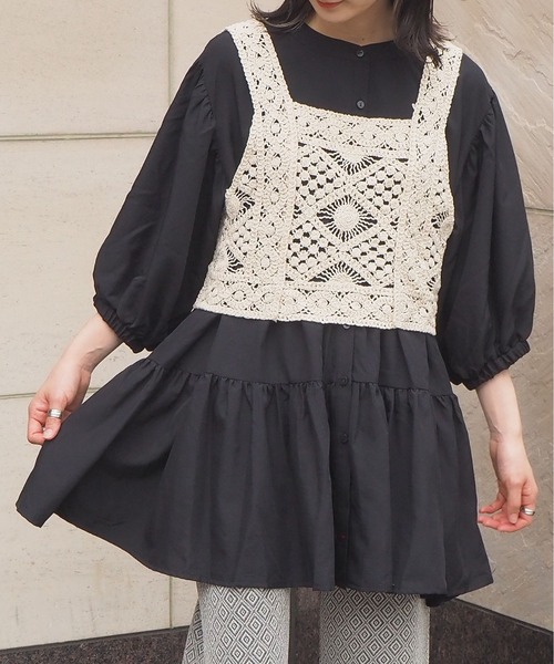 tiptop（ティップトップ）の「カギ針ビスチェ×ブラウスセット（シャツ/ブラウス・レディース・ブラック/オフホワイト/ブルー・FREE）」の2枚目の写真