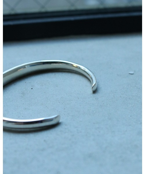 OX JEWELRY(オックスジュエリー)の「Silver Curve Bangle(バングル/リストバンド・メンズ・シルバー・FREE)」の8枚目の写真