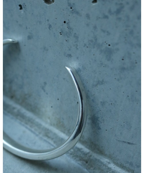 OX JEWELRY(オックスジュエリー)の「Silver Curve Bangle(バングル/リストバンド・メンズ・シルバー・FREE)」の2枚目の写真