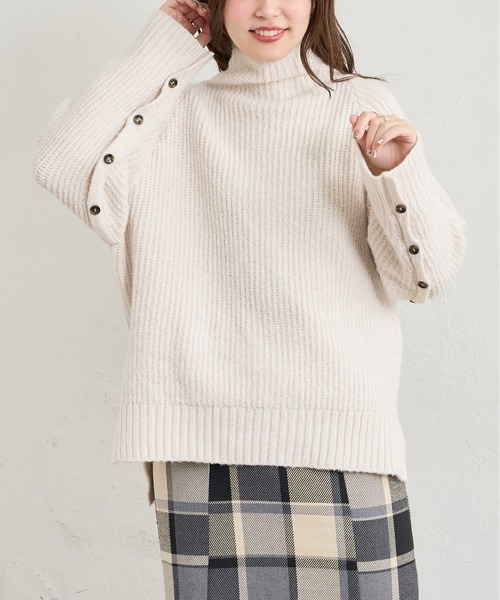 natural couture(ナチュラルクチュール)の「袖下釦デザインゆるシルエットニット(ニット/セーター・レディース・ピンク/アイボリー/モカ/スミクロ・FREE)」の3枚目の写真