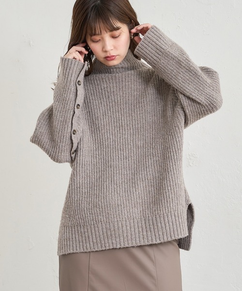 natural couture(ナチュラルクチュール)の「袖下釦デザインゆるシルエットニット(ニット/セーター・レディース・ピンク/アイボリー/モカ/スミクロ・FREE)」の1枚目の写真