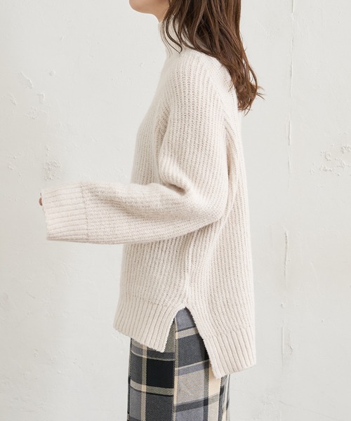 natural couture(ナチュラルクチュール)の「袖下釦デザインゆるシルエットニット(ニット/セーター・レディース・ピンク/アイボリー/モカ/スミクロ・FREE)」の10枚目の写真