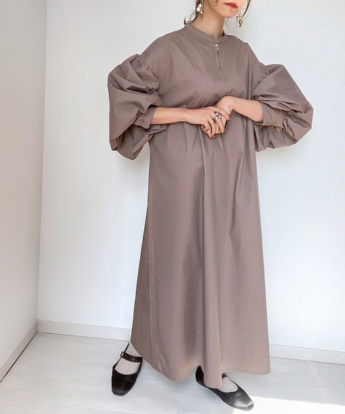 JUNOAH（ジュノア）の「ハーフジップボリュームスリーブワンピース（ワンピース・レディース・グリーン系その他/ブラック/ホワイト/グレー/チャコール/オレンジ/グレイッシュベージュ/ネイビー・LARGE/MEDIUM）」の5枚目の写真