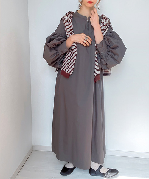 JUNOAH（ジュノア）の「ハーフジップボリュームスリーブワンピース（ワンピース・レディース・グリーン系その他/ブラック/ホワイト/グレー/チャコール/オレンジ/グレイッシュベージュ/ネイビー・LARGE/MEDIUM）」の22枚目の写真