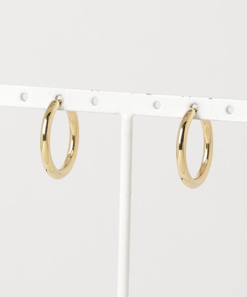TOM WOOD(トムウッド)の「TOM WOOD classic hoop gold トムウッド クラシックフープ ゴールド ピアス(ピアス(両耳用)・レディース・ゴールド・MEDIUM)」の6枚目の写真