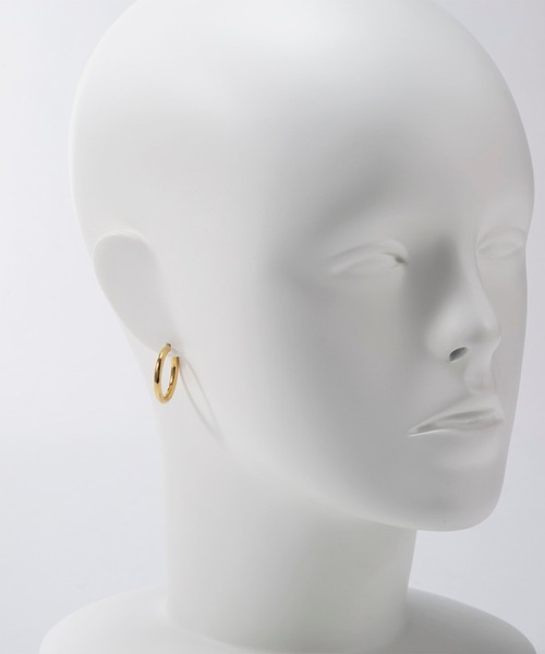 TOM WOOD(トムウッド)の「TOM WOOD classic hoop gold トムウッド クラシックフープ ゴールド ピアス(ピアス(両耳用)・レディース・ゴールド・MEDIUM)」の5枚目の写真