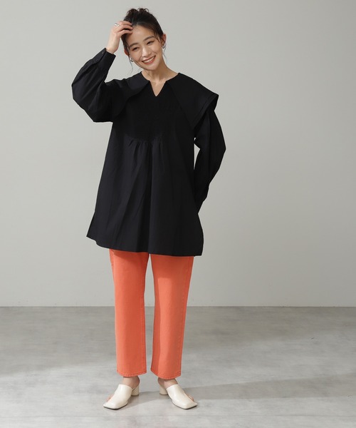 N.（N. Natural Beauty Basic）（エヌエヌナチュラルビューティーベーシック）の「◆フロントシャーリングビッグカラーチュニック（シャツ/ブラウス・レディース・オフホワイト/ブラック/インディゴブルー・MEDIUM）」の4枚目の写真