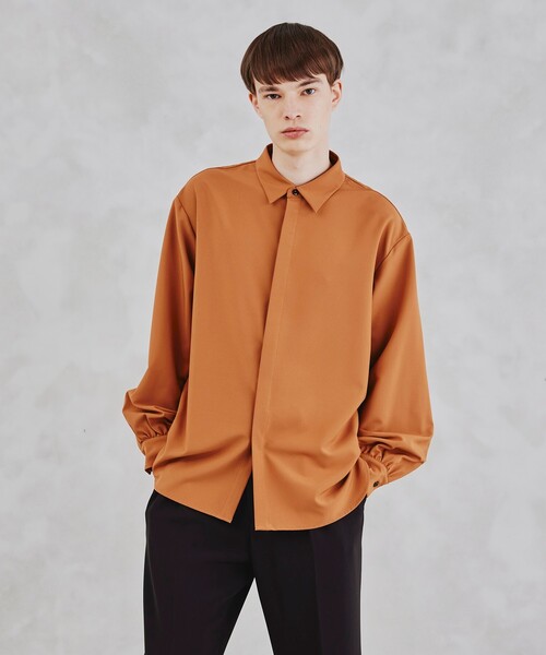 tk.TAKEO KIKUCHI（ティーケータケオキクチ）の「◆ボリュームスリーブシャツ（ユニセックスアイテム）（シャツ/ブラウス・メンズ・オフホワイト/ライトオレンジ系/ブラック・66/88）」の3枚目の写真